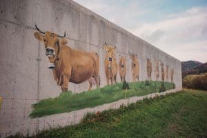 Kuh Kunstwerk auf Betonmauer am Bauernhof Groß-Mayerhof